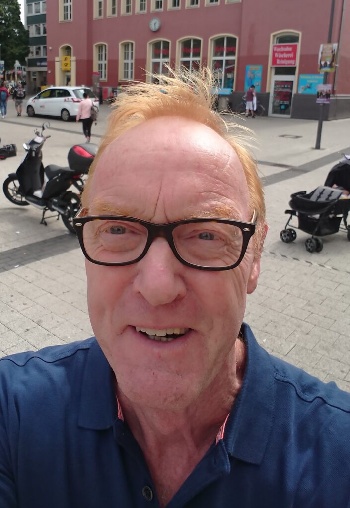Bernd Giesecke scoutet ein paar neue Ausstellungsorte in Kalk... Bernd Giesecke scoutet ein paar neue Ausstellungsorte in Kalk...